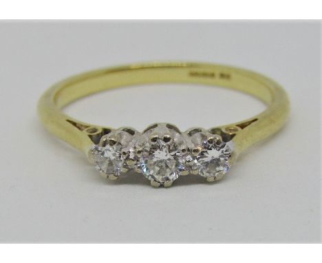 18ct three stone diamond ring, centre stone 0.20cts approx, size S, 3.5g