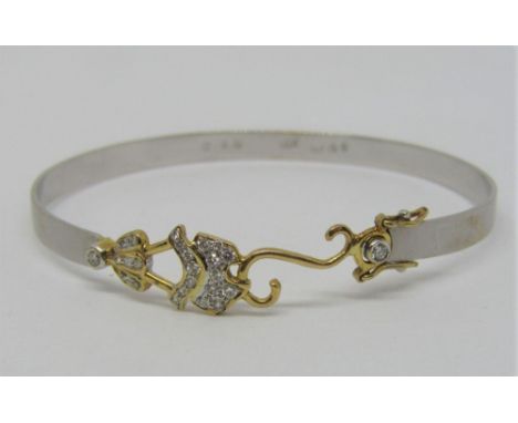 Stylised 18k bi-colour bangle set with diamonds, 5.6cm in diameter approx, 9g