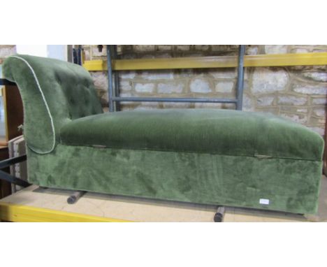 A good quality day bed/box Ottoman with upholstered finish, rolled headrest with button detail and removable lid