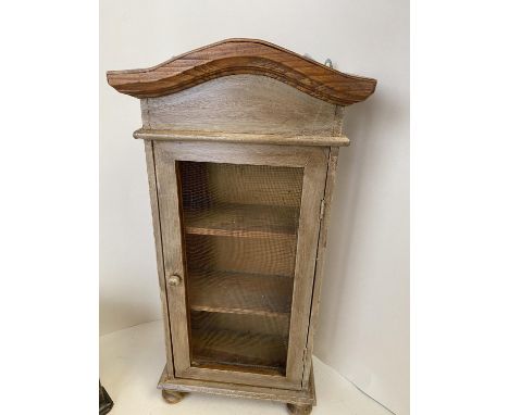 Painted pine spice rack supported by both feet 