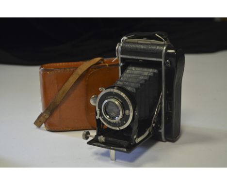 A Rodenstock Clarovid Folding Camera, black, shutter firing but requires attention, circa 1933, body G, some oxidisation to m