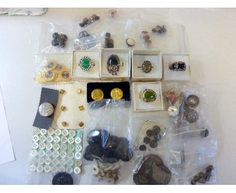 A COLLECTION OF VINTAGE BUTTONS, to include bachelor buttons, together with five vintage rings