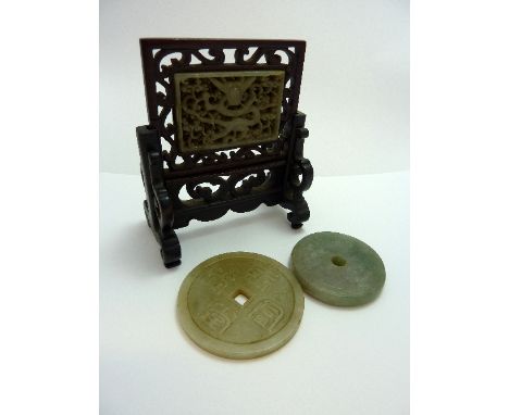 A CHINESE CARVED BOWERITE AND HARDWOOD MINIATURE SCREEN, the pale green stone carved with a dragon amid scrolling foliage set