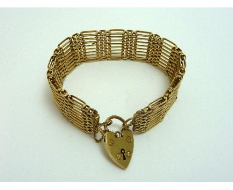 A 9CT GOLD GATE BRACELET, with long and short oblong shaped links to the heart shape padlock, hallmarks for London, 1978, app