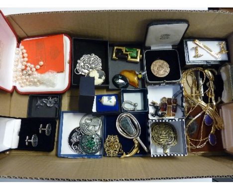 A MIXED BOX OF JEWELLERY, to include a thimble, a medal, cufflinks, brooches etc