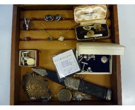 A COLLECTION OF MILITARY BADGES AND RELATED ITEMS, to include two regimental cap badges, a small Scottish dirk, as set of Arg