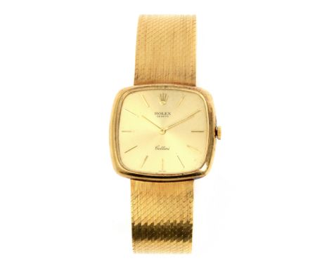 Rolex Cellini. Reloj de pulsera. Caja cuadrangular y armis en oro amarillo de 18 k., esfera dorada con numeración de bastón, 