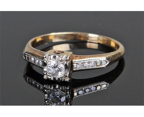 18 carat gold diamond set ring, the round cut diamond with square head, diamonds to the shoulders, ring size K