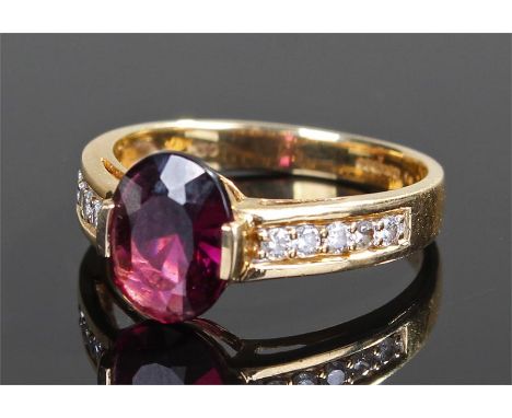 18 carat gold stone set ring, with a central spinel and diamonds to the shoulders, ring size N