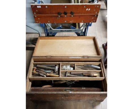 VINTAGE TOOL BOX CONTAINING MISC HAND TOOLS AND FOLDING WORKMATE
