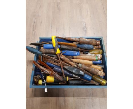 A TRAY OF ASSORTED TOOLS INC CHISELS ETC