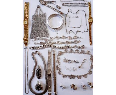 A quantity of silver costume jewellery to include an engraved bangle with safety chain, a white metal chain purse, mixed silv