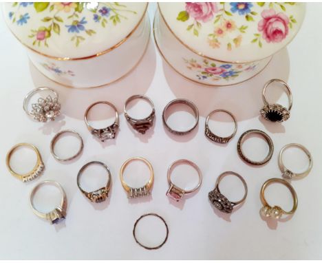 A quantity of costume dress rings to include silver, gold plated, silver tone and a Sarah Coventry ring with 2 faux pearls ho