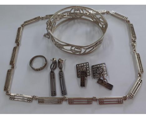 Four items of modern Rennie Mackintosh Collection silver jewellery together with a pair of Carrick silver cufflinks, all in o