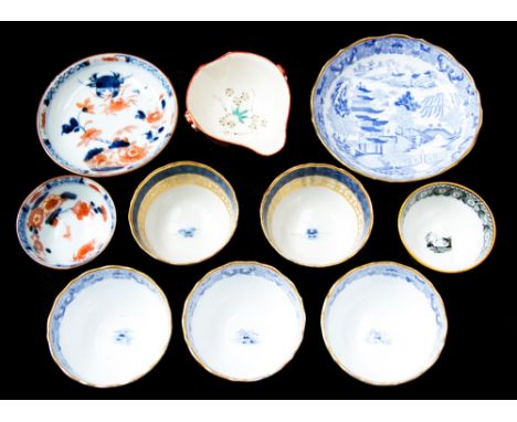 A group of teawares, to include three first period Worcester tea bowls and saucer, kutani vessel etc (10)