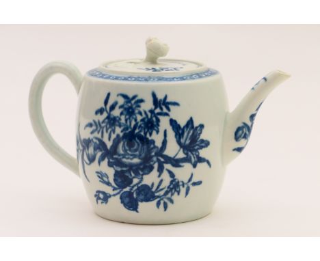 Worcester porcelain teapot and cover, circa 1770, decorated with the rose and centred spray pattern in underglaze blue print,