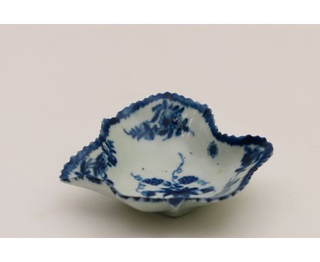 Worcester porcelain leaf shaped pickle dish, circa 1770, decorated with the leaf and vine pattern in underglaze blue, 8.5cm 
