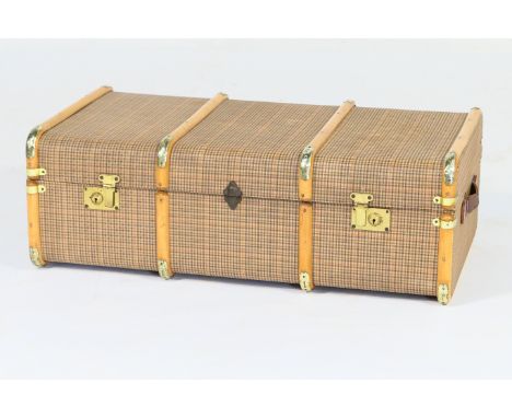 Vintage wooden bound steamer trunk, finished in brown check and with leather carrying handles and brass finished catches, 91c