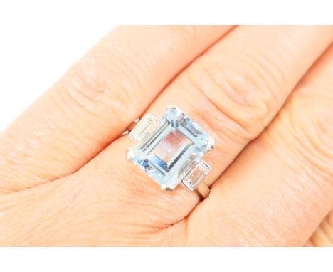 Attractive aquamarine and diamond ring, in Art Deco style, step cut aquamarine of approx. 5cts, measuring 10mm x 8mm, in an 1