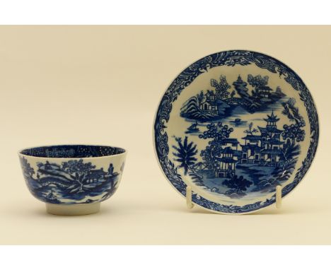 Worcester blue and white tea bowl and saucer, circa 1780, decorated with the band stand pattern, underglaze blue print, hatch