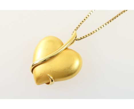 Modernist 18ct gold heart pendant, with a matte finish and a polished loop for suspension, with hallmarks and maker's mark ve