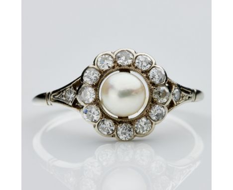 Ring mit Perle1 Hälfte des 20. Jahrhunderts. Ca. 585/- Weißgold, gestemp. Punze: 13K. Gewicht: 1,6 g. 1 Perle 0,5 cm. 14 Diam