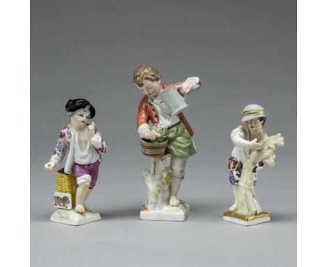 2 Monatsfiguren Löwe, Juli / Jungfrau, August und Jüngling mit GießkanneKönigliche Porzellan Manufaktur (KPM), Berlin um 1830