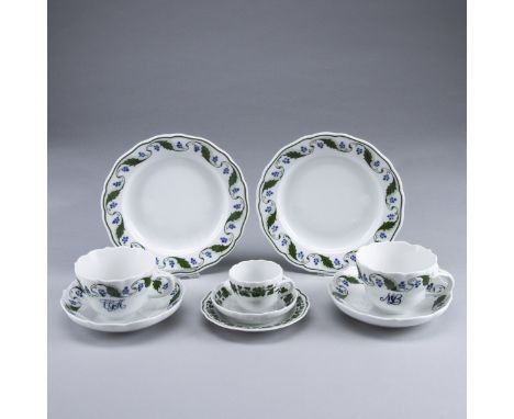 2 Gedecke Mahonienranke und 1 Mokkagedeck WeinlaubStaatliche Porzellan Manufaktur, Meissen 1987 und 1957. Porzellan, weiß, gl