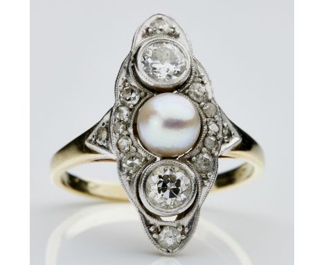 Art Déco Ring mit Perle und DiamantenUm 1915. 585/- Gelbgold, platiniert, gestemp. Gewicht: 3,4 g. 1 Perle (D. 0,51 cm). 2 Di