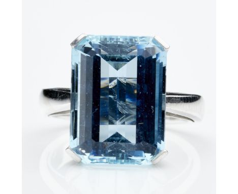 Klassisch schlichter Aquamarin-Ring750/- Weißgold, gestemp. Gewicht: 10,5 g. 1 Aquamarin im Smaragdschliff (1,62 x 1,20 x 0,8