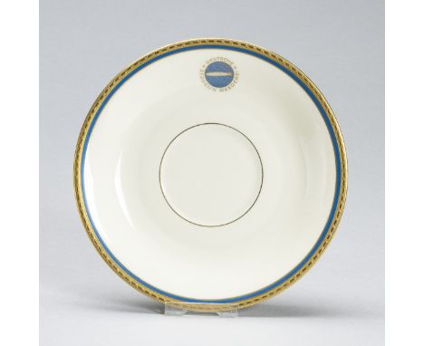 Untertasse aus dem Service der Deutschen Zeppelin-Reederei Heinrich &amp; Co, Selb um 1935.Porzellan, weiß, elfenbeinfarbig g
