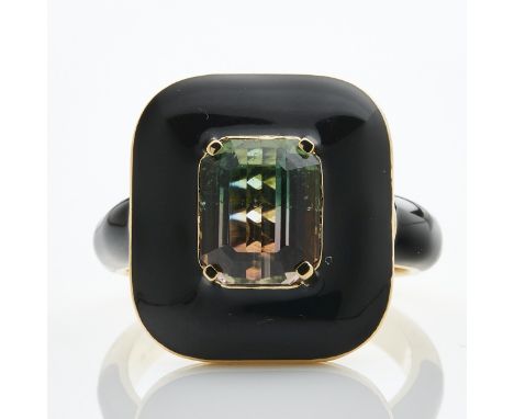 Klarer Turmalin-Ring in einer Emaille-Fassung750/- Roségold, gestemp. Gewicht: 9,7 g. 1 Rosé-grünfarbener Turmalin im rechtec
