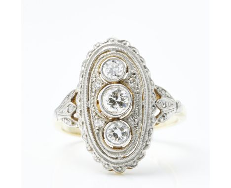 Art Déco Ring mit Diamanten585/- Gelbgold, platiniert, gestemp. Gewicht: 3,8 g. 3 Diamanten im Altschliff zus. ca. 0,4 ct. Di