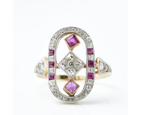 Art Déco-Ring mit Diamanten und RubinenUm 1920. 750/- Gelbgold, platiniert, ungestemp. Gewicht: 3,9 g. 8 Rubine im Carréeschl