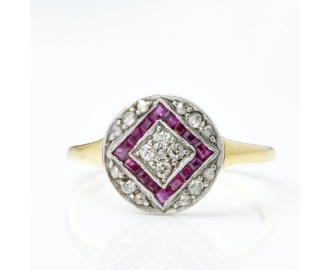 Art Déco-Ring mit Rubin-QuadratUm 1920. 750/- Gelbgold, platiniert, gestemp. Gewicht: 2,8 g. Div. Rubine. Div. Diamanten. Rin