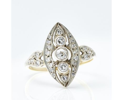 Art Déco-Ring in Navetteform585/- Gelbgold, platiniert, gestemp. Gewicht: 2,4 g. 3 Diamanten im Altschliff zus. ca. 0,15 ct. 