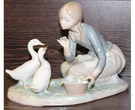 LLADRO FIGURE OF A GIRL FEEDING SWANS