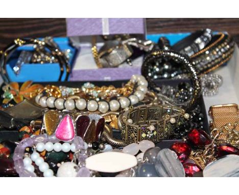 COLLECTION OF COSTUME JEWELLERY
including crystal bracelets, faux pearls, vintage brooches, two ametrine bracelets and neckla