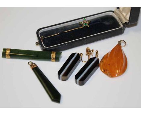 GOOD GROUP OF EARLY 20TH CENTURY JEWELLERY
comprising an emerald and diamond set pin, a jade bar brooch, jade pendant and an 