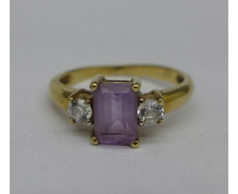 A yellow metal three stone ring, 2.1g, K