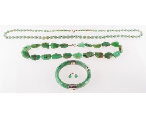 A mixed group of jewellery, including a white metal & dyed jade hinged bangle, unmarked & untested, inside diameter approx. 6
