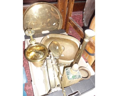 Brass effects to include a table gong, ornate chestnut roaster, horse brasses, a candlestick, etc together with treen effects