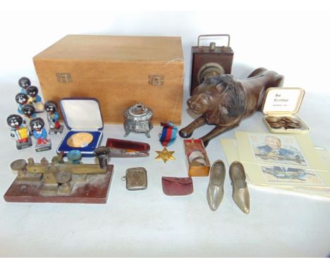 A small boxed miscellaneous collection to include a cased silver topped cheroot, a further vesta case, various coins, a Morse