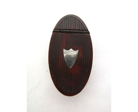 A Georgian horn snuff box of oval form with reeded detail