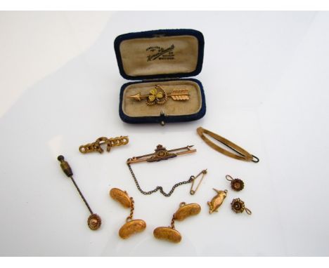 A cased 9ct gold brooch, in the form of an arrow shooting through a heart, centred with a shamrock motif, 2.8g; a cased bar b