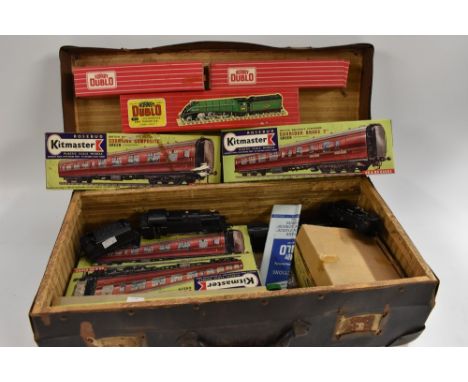 Hornby Dublo OO gauge - a 2-rail 4-6-0 Golden Fleece locomotive and tender, BR green livery, Rn 60030, boxed; assorted Kitmas