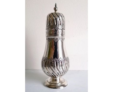 An Edwardian silver sugar shaker with spiral embossed decoration, shaped finial by Atkin Brothers, Sheffield, 1905, 20.5 cm H