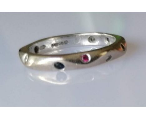 A Jeremy Hoyle carved 18ct carat white gold eternity ring with multi-coloured diamonds, size K 1/2, hallmarked, 3.68g