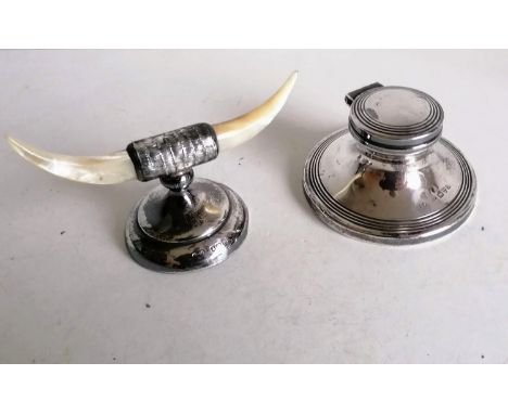 A George V silver knife rest with mother-of-pearl bull horn feature by Benjamin Thomas Greening, Birmingham, 1911, 9cm W and 