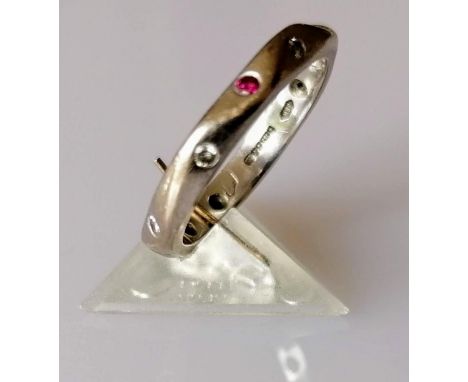 A Jeremy Hoyle carved 18ct white gold ruby and diamond eternity ring, size K 1/2, hallmarked, 3.81g